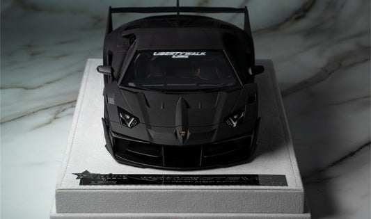 Lamborghini Aventador GT EVO Black Carbon 1:18 Scale Resin Model Car